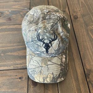 NWOT Signatures Camo hunting cap with adjustable Velcro closure. O/S
